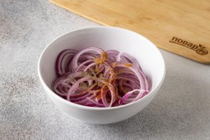 Красный лук в медовом маринаде с пряностями