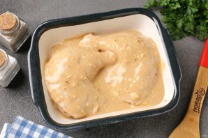 Курица в маринаде из майонеза и соевого соуса