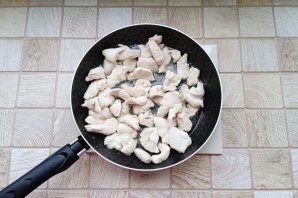 Куриное филе тушеное в сливочно-чесночном соусе с зеленью Куриное филе тушеное в сливочно-чесночном соусе с зеленью