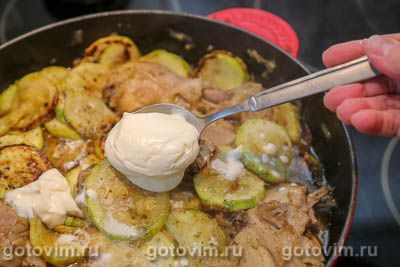Куриные бедра с кабачками в сметане на сковороде Куриные бедра с кабачками в сметане на сковороде