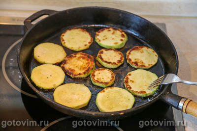 Куриные бедра с кабачками в сметане на сковороде Куриные бедра с кабачками в сметане на сковороде