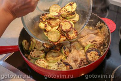Куриные бедра с кабачками в сметане на сковороде Куриные бедра с кабачками в сметане на сковороде