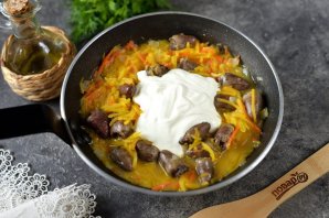 Куриные сердечки тушеные с тыквой в сметанном соусе