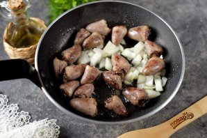 Куриные сердечки тушеные с тыквой в сметанном соусе