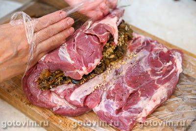Мясной рулет с баклажанами и орехами