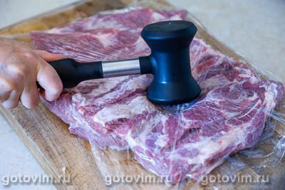 Мясной рулет с баклажанами и орехами