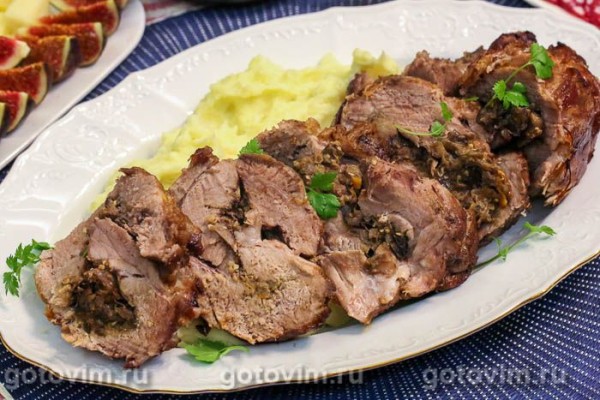 Мясной рулет с баклажанами и орехами