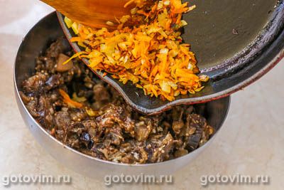 Мясной рулет с баклажанами и орехами