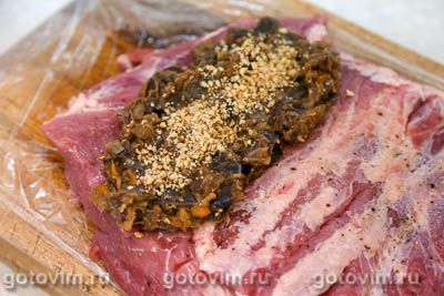 Мясной рулет с баклажанами и орехами