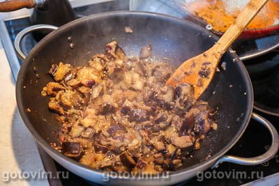 Мясной рулет с баклажанами и орехами