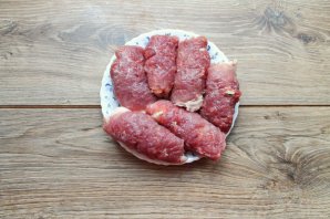 Мясные рулетики с сыром и зеленью в сметанно-чесночном соусе