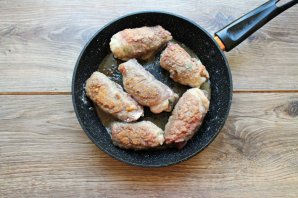 Мясные рулетики с сыром и зеленью в сметанно-чесночном соусе