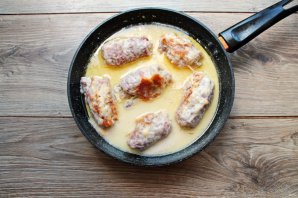 Мясные рулетики с сыром и зеленью в сметанно-чесночном соусе