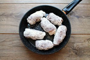 Мясные рулетики с сыром и зеленью в сметанно-чесночном соусе