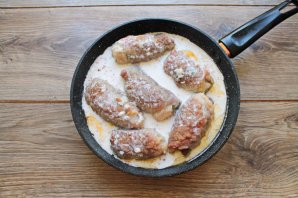 Мясные рулетики с сыром и зеленью в сметанно-чесночном соусе