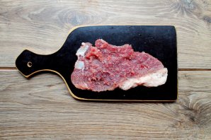 Мясные рулетики с сыром и зеленью в сметанно-чесночном соусе