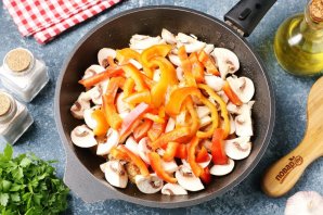 Мясо тушёное с шампиньонами и сладким перцем