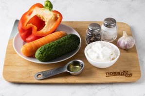 Овощные палочки со сметанным соусом