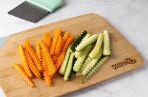 Овощные палочки со сметанным соусом