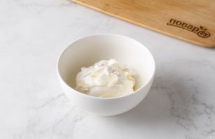 Овощные палочки со сметанным соусом