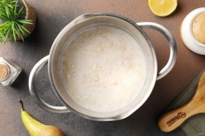 Овсяная каша с грушей