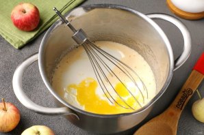 Пирог с яблоками на сковороде