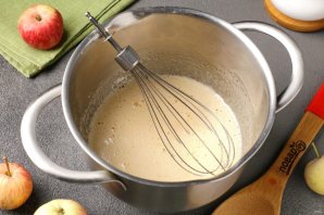 Пирог с яблоками на сковороде