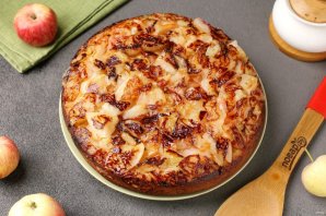 Пирог с яблоками на сковороде