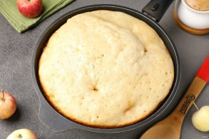 Пирог с яблоками на сковороде