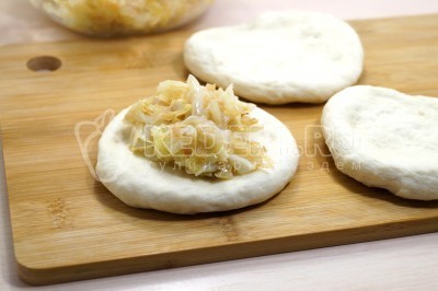 Пирожки с капустой на сковороде Пирожки с капустой на сковороде