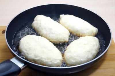 Пирожки с капустой на сковороде Пирожки с капустой на сковороде