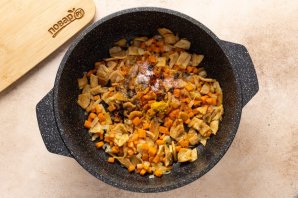 Плов с соевым мясом