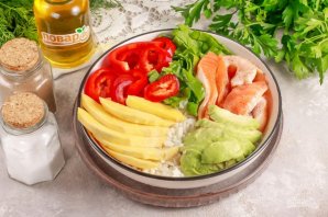 Поке с лососем, манго и авокадо