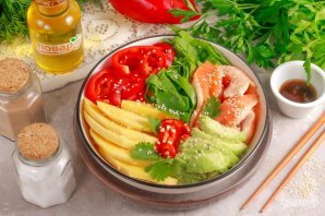 Поке с лососем, манго и авокадо