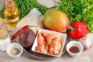 Поке с лососем, манго и авокадо