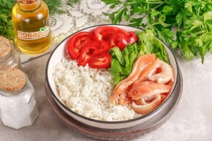 Поке с лососем, манго и авокадо