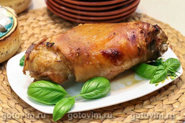 Рулька, запеченная в квасе