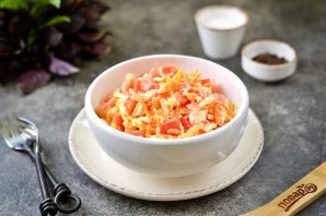 Салат из крабовых палочек, моркови по-корейски и сыра