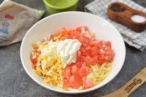 Салат из крабовых палочек, моркови по-корейски и сыра