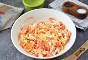 Салат из крабовых палочек, моркови по-корейски и сыра