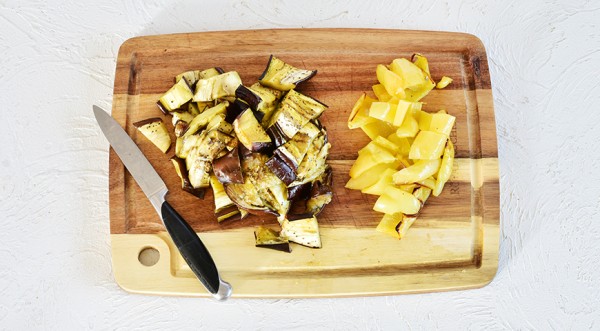 Салат из запеченных баклажанов и перцев с брынзой, пошаговый рецепт с фото Салат из запеченных баклажанов и перцев с брынзой, пошаговый рецепт с фото