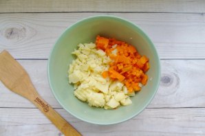 Салат "Оливье" с курицей, сладким перцем и оливками