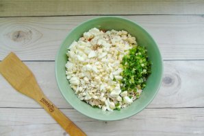 Салат "Оливье" с курицей, сладким перцем и оливками