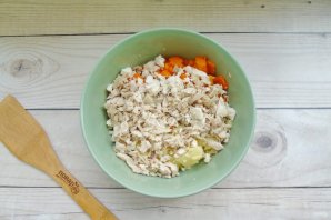 Салат "Оливье" с курицей, сладким перцем и оливками