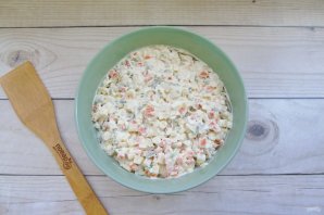 Салат "Оливье" с курицей, сладким перцем и оливками