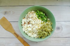 Салат "Оливье" с курицей, сладким перцем и оливками