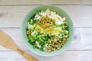 Салат "Оливье" с курицей, сладким перцем и оливками