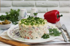Салат "Оливье" с курицей, сладким перцем и оливками