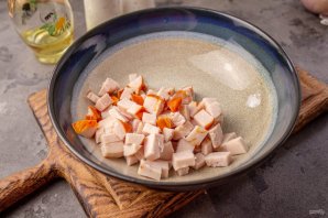 Салат с яичными блинчиками, копчёной курицей и кукурузой Салат с яичными блинчиками, копчёной курицей и кукурузой