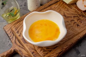 Салат с яичными блинчиками, копчёной курицей и кукурузой Салат с яичными блинчиками, копчёной курицей и кукурузой